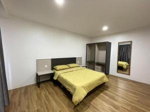 1 dormitorio con 1 cama, 2 mesas y espejo en The Executive Apartment @ Kuching City Mall, en Kuching