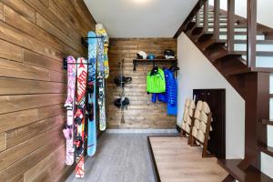 a room with skis hanging on the wall at FuranoSky - Blue in Furano