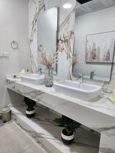 - Baño con 2 lavabos y 2 espejos en Sheema Lodge, en Hatta