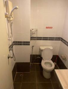 Un baño pequeño con inodoro y lavabo. en jomtien seaside guesthouse, en Jomtien Beach
