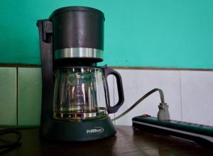 um liquidificador sentado numa mesa ao lado de um teclado em Hilltop Horizon Guesthouse em San Ignacio