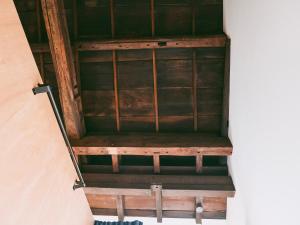 klatka schodowa w pokoju z drewnianymi ścianami w obiekcie Sumida Nagaya w Tokio