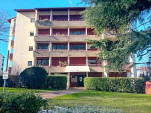 an apartment building with balconies and bushes at Appartement Hendaye, 2 pièces, 4 personnes - FR-1-239-1019 in Hendaye