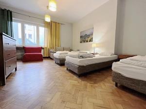Postel nebo postele na pokoji v ubytování Hostel Helvetia Rooms Warsaw CITY CENTER and OLD TOWN