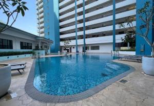 a large swimming pool in front of a building at Auliya Homestay Melaka Seaview Pantai Puteri in Malacca