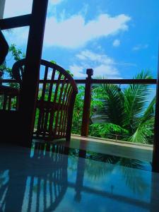 希卡杜瓦的住宿－BLUE WHALES HOTEL，阳台配有椅子,享有海景