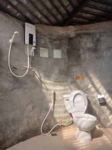 un bagno con wc e doccia di ปอ อา ยอ รีสอร์ท a Pai Altre 66 foto