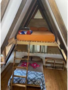 a bedroom with bunk beds in a attic at El campo en Jarabacoa in Jarabacoa
