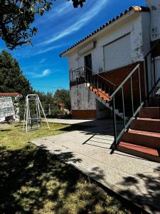 un edificio con una escalera junto a un parque infantil en Departamentos Posada de los angeles en Capilla del Monte