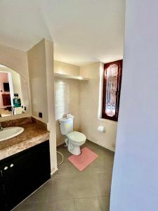 uma casa de banho com um WC branco e um lavatório. em Whisper em Marrakech