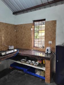 Corbett Nature Retreat的厨房或小厨房