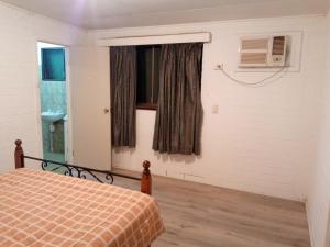1 dormitorio con cama y ventana en Homestay upon Kenwick Station en Perth