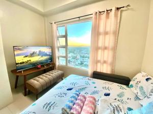 Ένα ή περισσότερα κρεβάτια σε δωμάτιο στο GROUP-FRIENDLY 2BR CEBU CONDO WITH MALL ACCESS