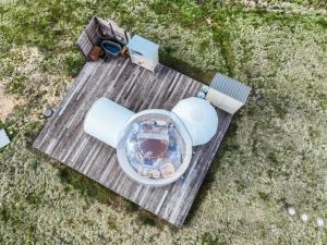 una vista aérea de una terraza de madera con una mesa en Mirumiru Bubbletent, en Tenterfield