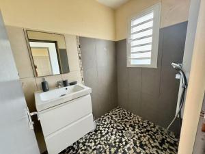 Koupelna v ubytování Villa Maryam avec piscine avec vue mer + 16 fotografií