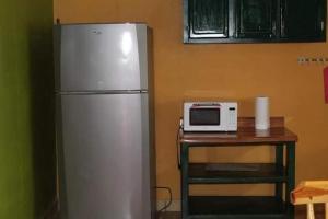 Il comprend une cuisine équipée d'un réfrigérateur et d'un four micro-ondes. dans l'établissement Posada Casa del Abuelo, à Creel
