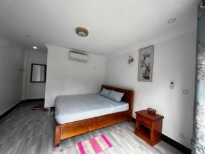 ein kleines Schlafzimmer mit einem Bett und einem Tisch in der Unterkunft River Park in Kampot