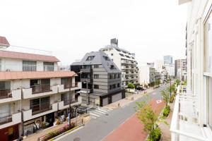 uma vista aérea de uma rua da cidade com edifícios em Hotel Re:ONcE Shibuya em Tóquio