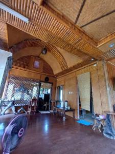 タオ島にあるOrchid Homeの木製の天井とテーブルが備わる広い客室です。