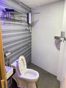 bagno con servizi igienici e lavandino di D SEGA HOTEL a Macang