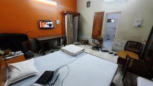Habitación con piano y TV. en Hotel Prithviraj, en Ajmer