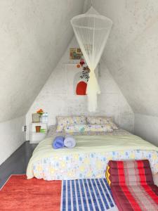 a bedroom with a bed in a attic at SZ Samui Glamping in Ban Sa Ket