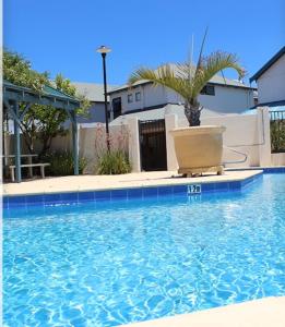 Bazén v ubytování Ombak Beach Villa ~ Margaret River nebo v jeho okolí