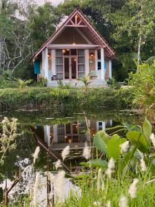a house in the middle of a pond at Summer Bell Midigama in Midigama
