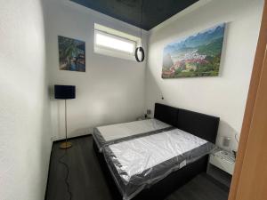 Dormitorio pequeño con cama y lámpara en Ecolodge Loft en Oesterdeichstrich