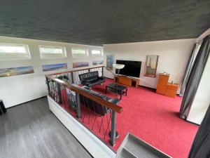 uma vista superior de uma sala de estar com um tapete vermelho em Ecolodge Loft em Oesterdeichstrich