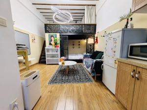 A kitchen or kitchenette at Shanghai Hills & Zinn Happy Family Bnb