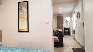 Una sala de estar con un sofá y un espejo. en La Sérénade Numéro 5, en Montreuil