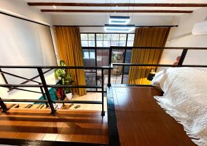 ein Schlafzimmer mit einem Bett und einem großen Fenster in der Unterkunft Shanghai Hills & ZINN City Bnb in Shanghai