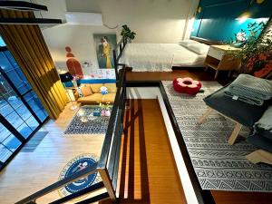 - une vue sur une chambre avec un lit et un salon dans l'établissement Shanghai Hills & ZINN City Bnb Near Line13 Mid Huaihai Rd & Changle Rd, à Shanghai