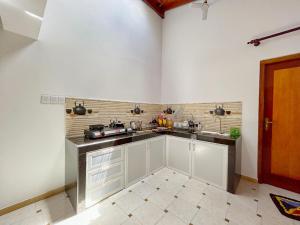 マータラにあるDill Villa Matara Walpola - Cozy 3bedroom 2Bathroom -Entire Floorの白いキャビネットとカウンタートップを備えたキッチン