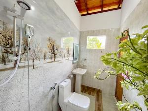 マータラにあるDill Villa Matara Walpola - Cozy 3bedroom 2Bathroom -Entire Floorのトイレとガラスのシャワー付きのバスルーム
