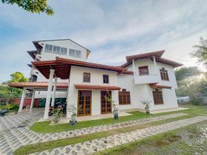 マータラにあるDill Villa Matara Walpola - Cozy 3bedroom 2Bathroom -Entire Floorの中庭付家の屏風