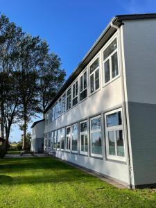 a building with windows on the side of it at Ecolodge Loft in Oesterdeichstrich