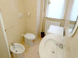 A bathroom at Grottammare mon amour Kira