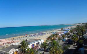 a beach with a lot of umbrellas and the ocean at Grottammare mon amour Kira in Grottammare