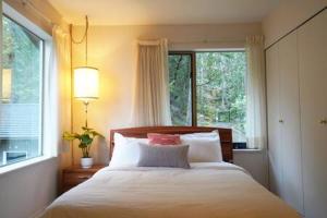 Un dormitorio con una cama grande y una ventana en SaliHaven: Oceanfront 4Bedrooms 5Beds 3 5Bath, en Bedwell Harbour