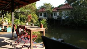 Výhled na řeku, která protéká v blízkosti bed and breakfast + 26 fotografií