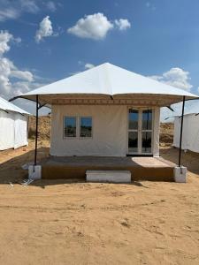 Budova, kde se the luxury tent nachází