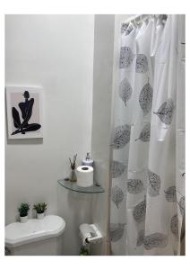 een badkamer met een toilet en een douchegordijn bij Boheme Condotel at Trees Residences Studio2 in Manilla