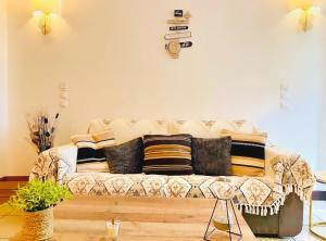 - un salon avec un canapé et des oreillers dans l'établissement KEY BISCAYNE - Boucan Canot plage, à Saint-Gilles les Bains