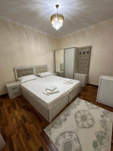 Säng eller sängar i ett rum på Hotel Firuza