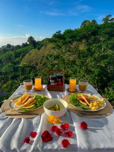 uma mesa com dois pratos de comida e flores em Above the clouds - Doi mae mon 