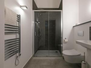 Un baño con ducha, inodoro y lavabo. en The Oyster, en St Ives 19 fotos más