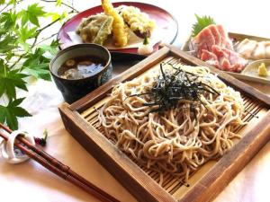 uma bandeja de noodles e outros alimentos sobre uma mesa em Guest houseTakagi - Vacation STAY 59918v em Matsumoto