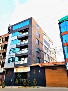 un edificio con un letrero de alquiler de ditz delante de él en Hotel del Valle, en Huancayo